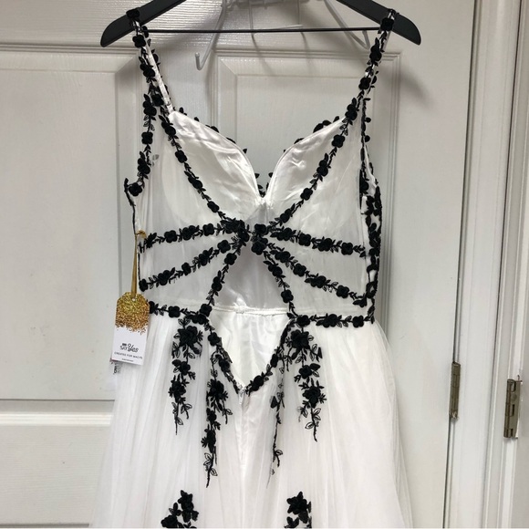 🎉🎉🎉HOST PICK!!! 🎉🎉🎉TLC Say Yes Created For Macy’s Black & White Long Formal Gown - Picture 10 of 16